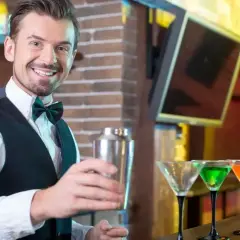 Ile zarabia barman w hotelu? Zaskakujące fakty o wynagrodzeniach