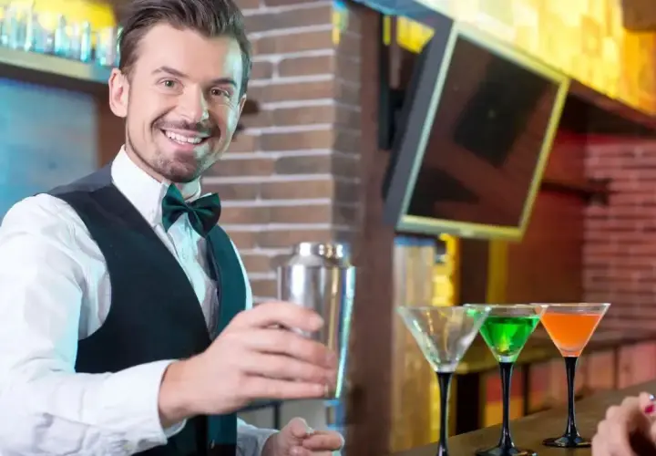 Ile zarabia barman w hotelu? Zaskakujące fakty o wynagrodzeniach