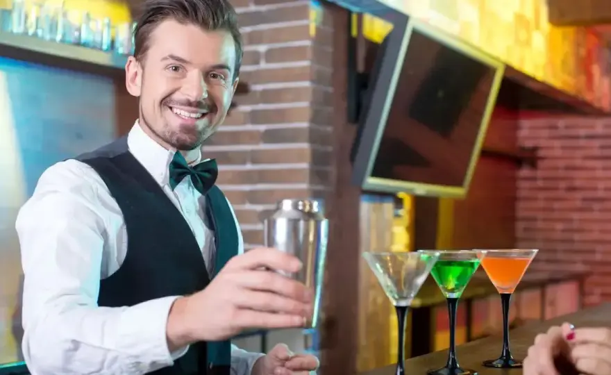 Ile zarabia barman w hotelu? Zaskakujące fakty o wynagrodzeniach