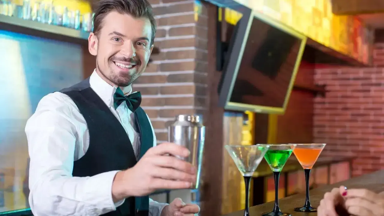 Ile zarabia barman w hotelu? Zaskakujące fakty o wynagrodzeniach